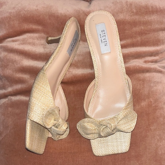 Steven by Steve Madden Elegant Gold Bow Heels - Picture 2 of 8